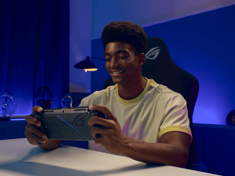 A person playing on the ROG Xbox Ally at a desk
